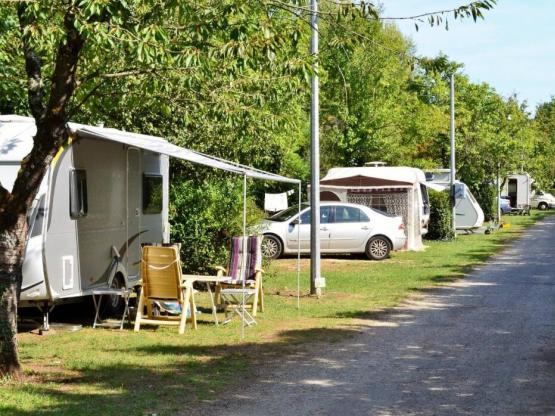 Emplacement pour tente, caravane, ou camping car. 1 adulte est Inclus dans le tarif.