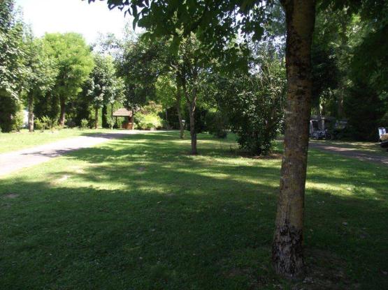 Emplacement pour petite tente avec vélo ou moto. 1 adulte est Inclus dans le tarif.