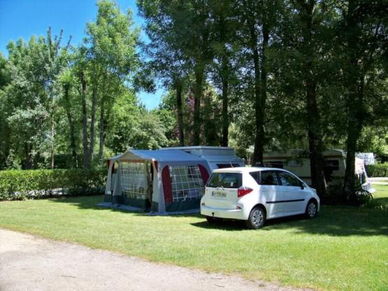 Emplacement Nature : véhicule + tente ou caravane ou camping-car