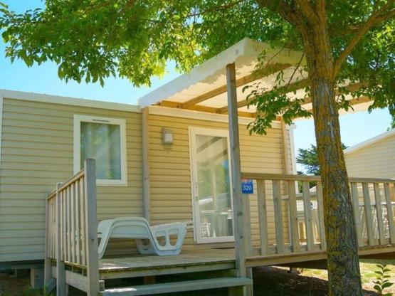 Mobil-home Standard 18m² (1 chambre) + TV + terrasse semi-couverte