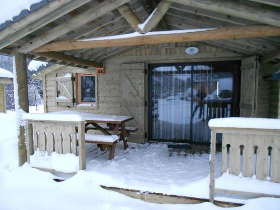 8.CHALET BOIS MONTAGNE ADAPTE POUR PERSONNE A MOBILITE REDUITE 35M² avec terrasse