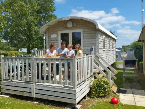 Roulotte 20m² (2 chambres) + TV + Terrasse + BBQ