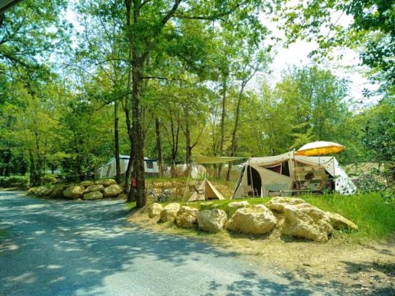 Emplacement de camping , 2 personnes comprises, superficie moyenne 100m²