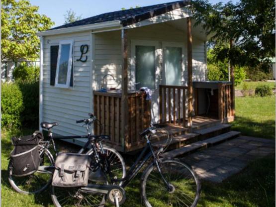 Castel Suite : emplacement XL 180m² avec sanitaires privatifs, électricité 16A