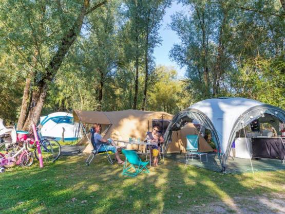 Emplacement NATURE : emplacement de 100 m2 avec 1 véhicule et tente / Caravane / Camping-Car