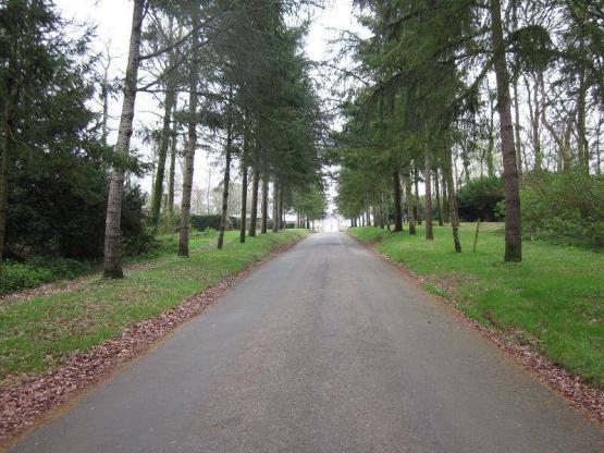 EMPLACEMENT AVENUE – SITUÉ AUX ABORDS DE L’ENTRÉE PRINCIPALE DU CAMPING - Elect. 16A + Eau + Evacuation WC, eaux grises