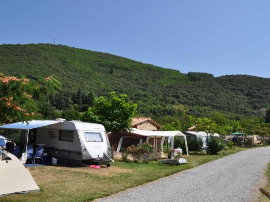 Emplacement + Sanitaire privé + 2 pers. + électricité