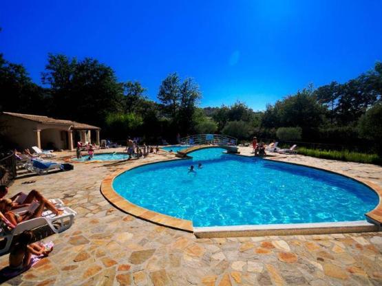 Forfait  Confort (électricité de 10A) >100m² avec sanitaire privé (tente uniquement )