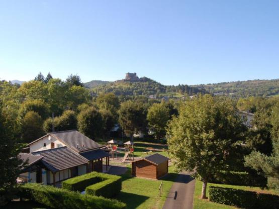 Camping : Emplacement Grand Confort avec raccordement eau courante et évacuation