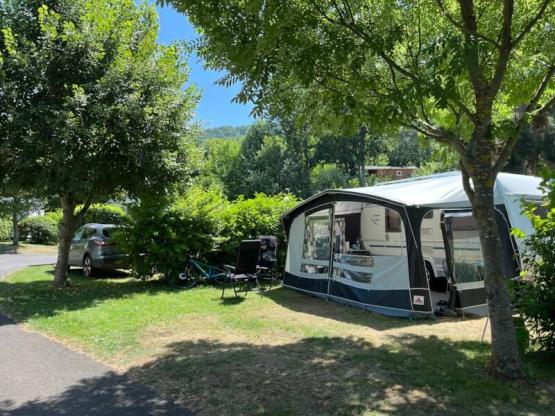 Camping : Emplacement Grand Confort avec raccordement eau courante et évacuation