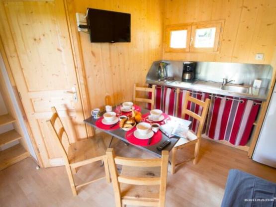 Chalet Bois Komfort 24m² 2 Zimmer + überdachte Terrasse + fernseher