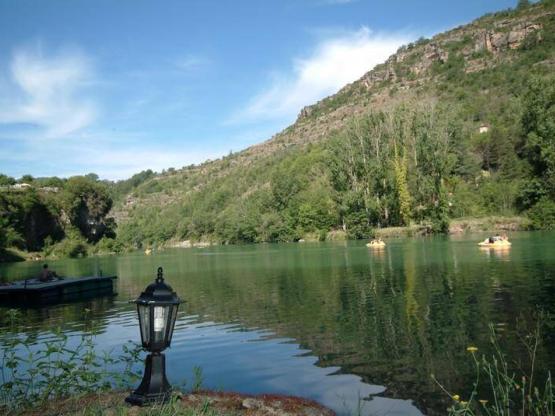 Emplacement PRIVILEGE en bord de rivière (tente, caravane, camping-car) + voiture + électricité 6A -