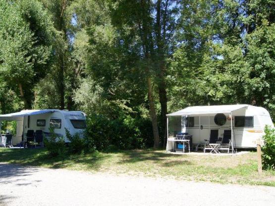 FORFAIT EMPL. CONFORT- Tente(s) / caravane + 1 voit. (ou 1 camping-car), électr. 10 A