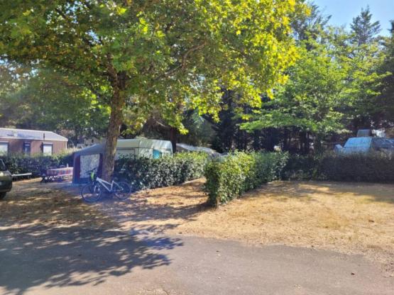 Emplacement caravane 1 essieu, camping-car ou toile de tente. Dans ce tarif est compris 1 véhicule, l'eau et l'électricité 10A.