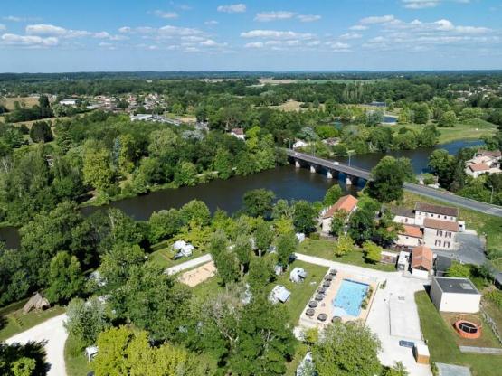 Emplacement + véhicule + électricité 10A