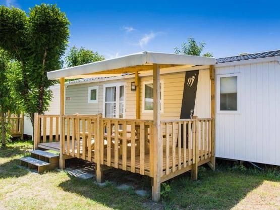 Mobilheim Confort 2 Schlafzimmer mit halb überdachter Holzterrasse