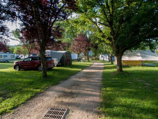 Emplacement Camping-Car, Caravane ou Tente + 1 voiture