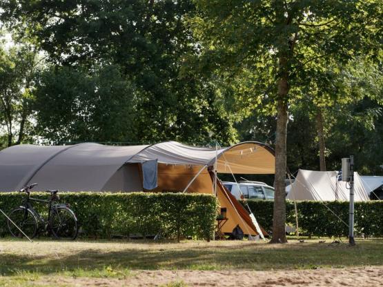 Emplacement Premium - Electricité 10A + Eau + Evacuation + Abri Jardin