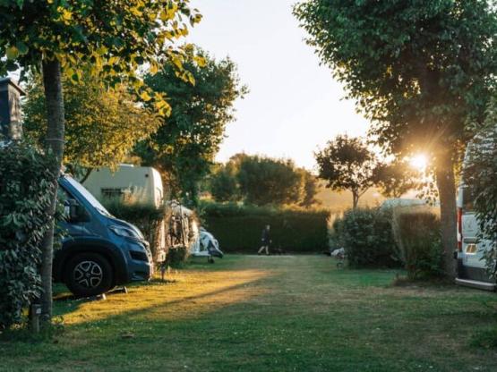Emplacement nu sans electricité + véhicule