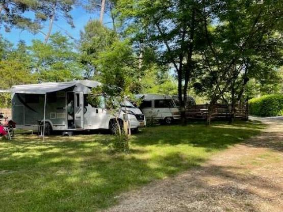 Forfait emplacement tente, caravane ou camping-car + véhicule + électricité