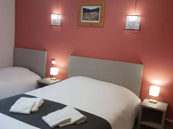 11/CHAMBRE DOUBLE A TRIPLE AVEC TELEVISION