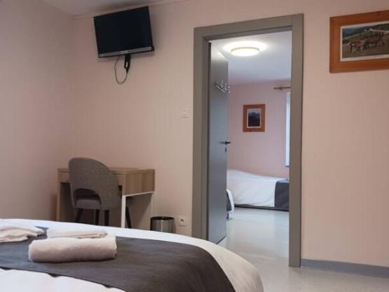 12/ CHAMBRE QUADRUPLE AVEC TELEVISION