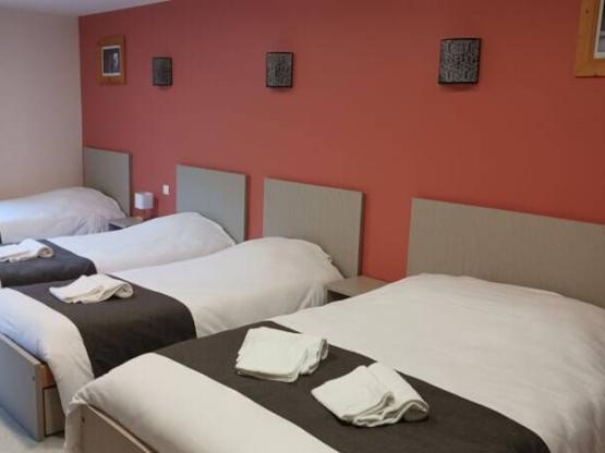 15/ CHAMBRE QUADRUPLE A SEXTUPLE AVEC TELEVISION