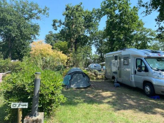 Forfait Privilège (1 tente, caravane ou camping-car / 1 voiture / électricité 10A) +- 150m²