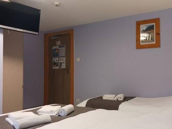 24 / CHAMBRE DOUBLE OU TRIPLE AVEC TELEVISION