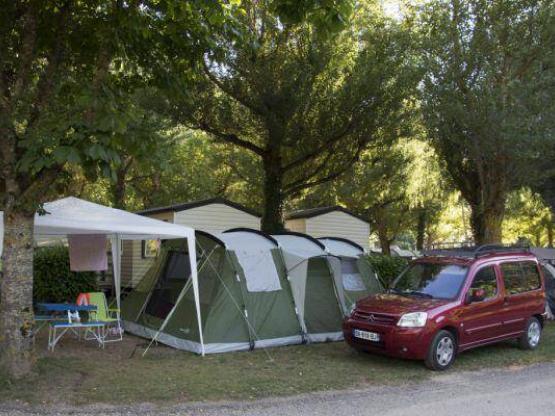 Standplaats Confort (1 tent, caravan of camper / 1 auto + elektriciteit 10A)