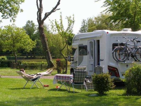 Campingplatz stabilisiert für Campervans mit Strom