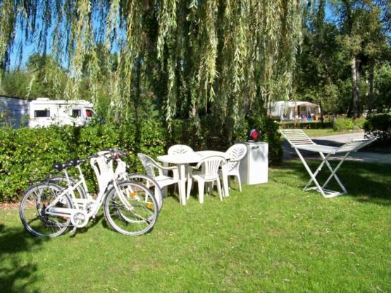 Emplacement Premium : véhicule + tente/caravane + électricité + frigo