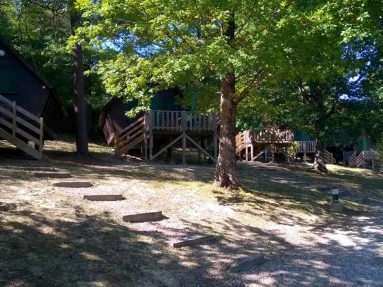 Cabane sur pilotis avec terrasse (2 adultes + 2 enfants - 10 ans)
