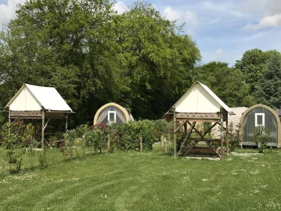 Tente Bivouac (sur mezzanine avec table pique nique et éléctricité)