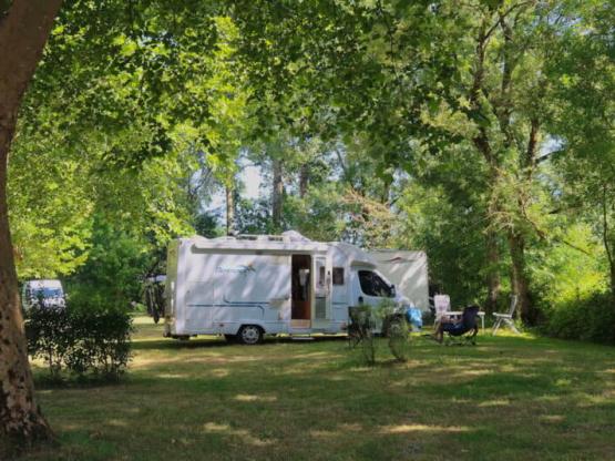 Emplacement Confort 120 à 190m² avec élec -  2 pers - 1 véhicule / Tente / Caravane / Camping-car