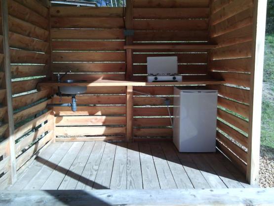 Emplacement XL Glamping avec cuisine d'été - électricité 10 A inclus + terrasse-pergolas -150 m²