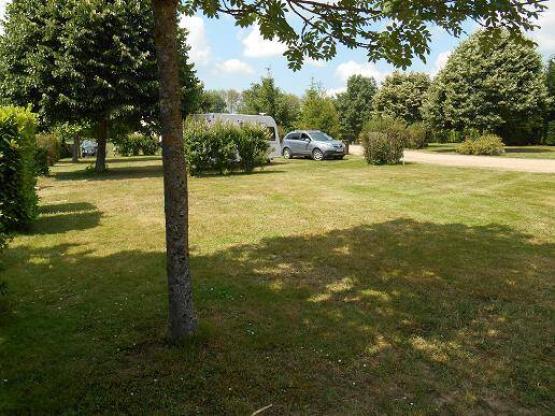 Emplacement Premium Castel - Electricité 20 A - Eau - Evacuation eaux grises - 112