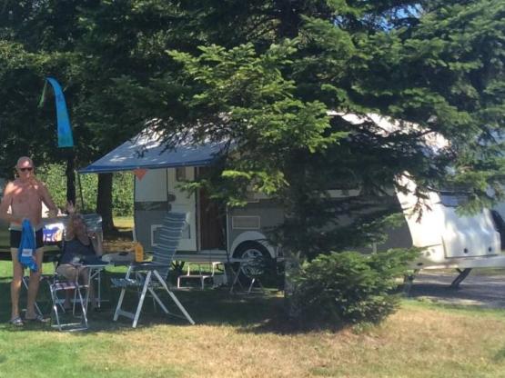Emplacement caravane ou camping-car ou tente + 1 voiture + 1 chien + électricité