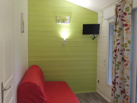 Chalet CONFORT + 27m² climatisé (2 chambres)/ LAVE VAISSELLE / TV  INCLUSE / CLIMATISATION- terrasse couverte