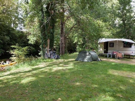 Emplacement confort électrifié 10 Amp - BORD RIVIERE