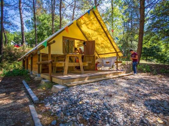 Cabane Trappeur Privilège 3 chambres (SDB, mezzanine, coin cuisine avec grand frigo-congélateur...)