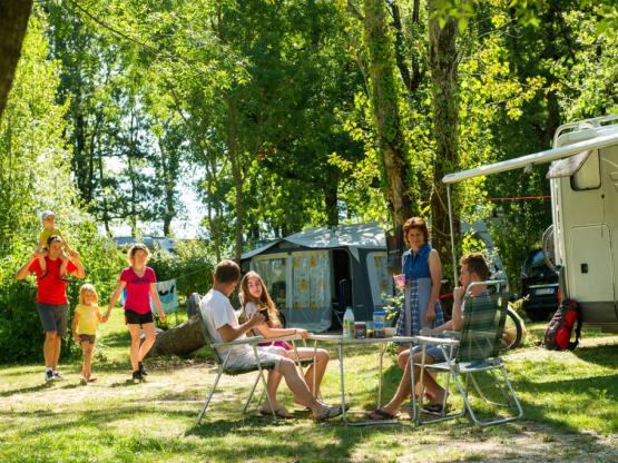 Emplacement nature XL, +/- 100 m², ombragé et semi-ombragé (pour tente ou fourgon aménagé)