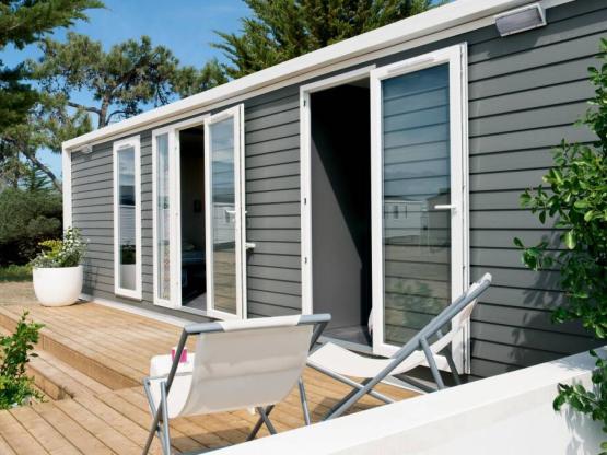 Mobil-home PRESTIGE 33m² (2 chambres) - 2 Salles de Bains  CLIMATISE / LAVE VAISSELLE / TV  INCLUSE dans chaque chambre - terrasse couverte