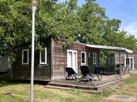 Mobil-Home Bois Confort 30m² 2 chambres + terrasse semi-couverte + TV + CLIM