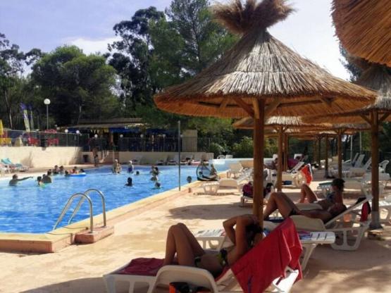 Emplacement CONFORT + caravane ou tente + 1 véhicule ou camping car