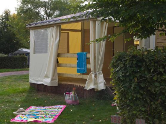 Bungalow Toilé - sans sanitaires. 1 chambre lit double, 1 chambre 3 couchages (1 superposé)