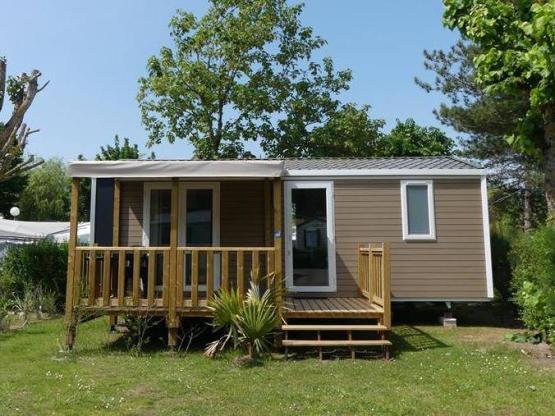 Stacaravan Confort 27m² - 2 slaapkamers + Half-schaduwrijk terras + TV