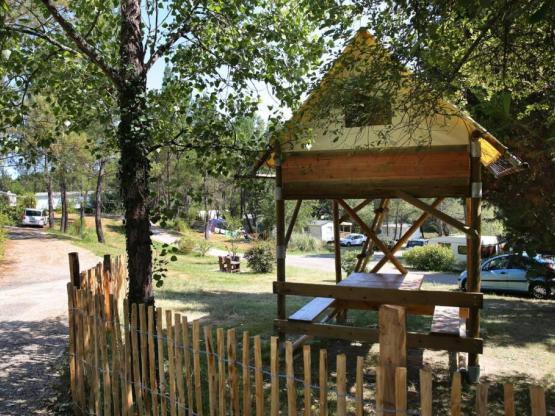 Emplacement avec petite Cabane-tente perchée, 2 lits d'une personne, table pique-nique