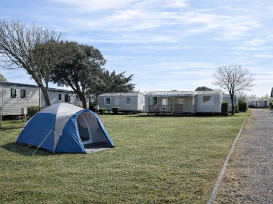 Emplacement confort : voiture + tente / caravane ou camping-car