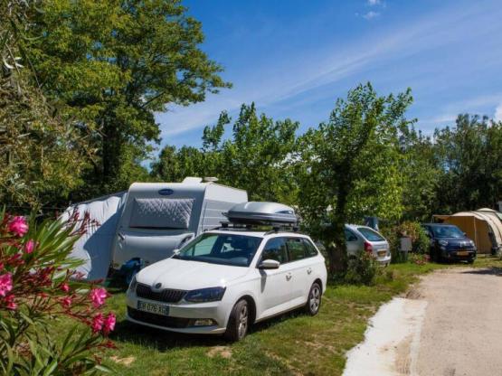 Emplacement 100m² avec sanitaire privatif à 20m